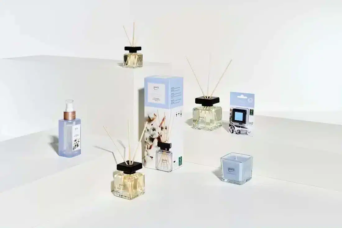 ipuro Essentials Cotton Fields collectie met geurstokjes, roomspray, geurkaars en autoparfum in lichtblauw