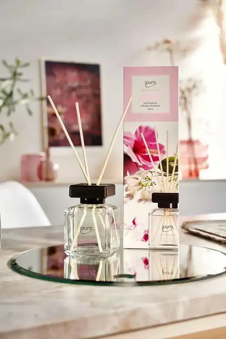 ipuro Essentials Flower Bowl geurstokjes op een spiegeldienblad naast de roze bloemenverpakking