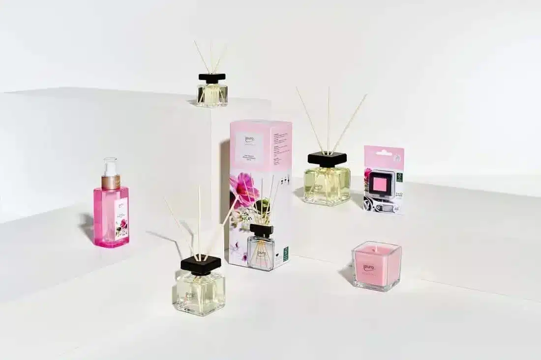 ipuro Essentials Flower Bowl collectie in roze met geurstokjes, roomspray, geurkaars en autoparfum