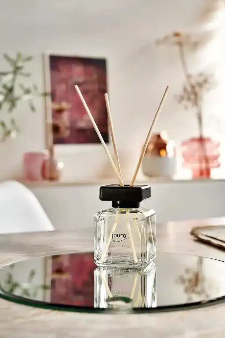 ipuro Essentials Flower Bowl geurstokjes in glazen flesje op een spiegeltafel met roze sfeer