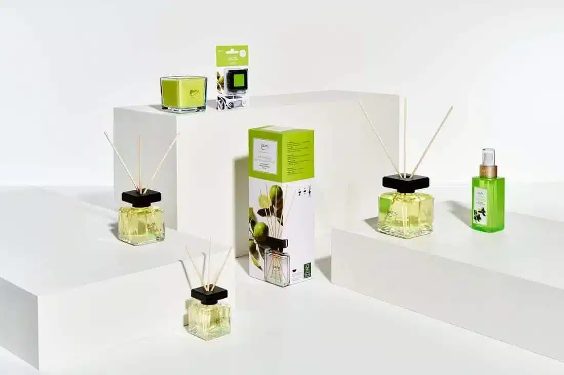 ipuro Essentials Lime Light collectie in frisgroen met geurstokjes, geurkaars, roomspray en autoparfum