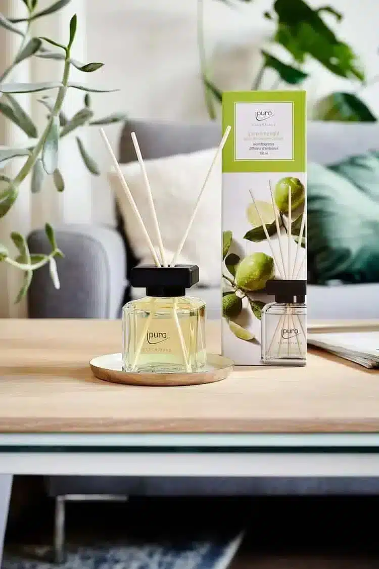 ipuro Essentials Lime Light geurstokjes op een dienblad met groene planten in een lichte woonkamer