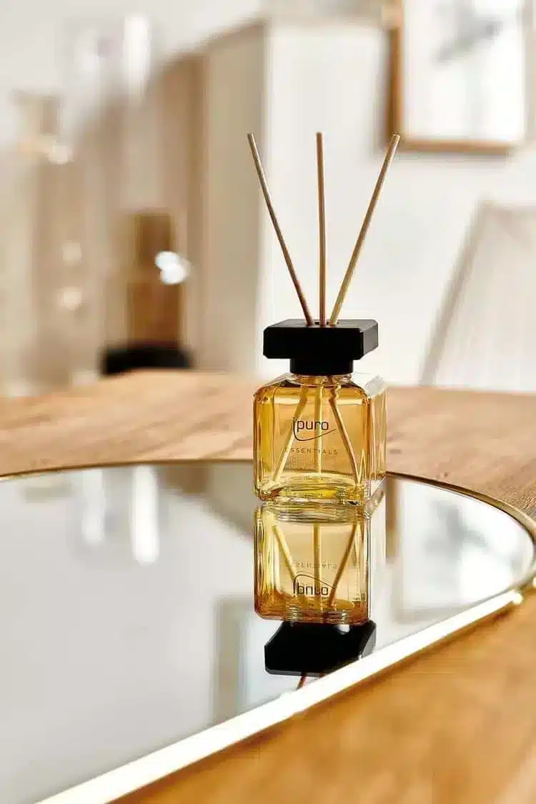 Ipuro Essentials Soft Vanilla geurstokjes in amberkleurig flesje op een rond spiegelplateau