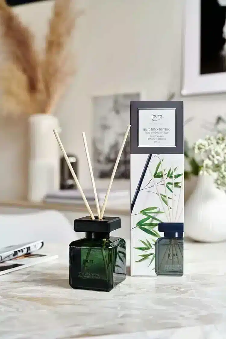 Ipuro Essentials Black Bamboo geurstokjes naast verpakking met bamboeprint op een lichte tafel