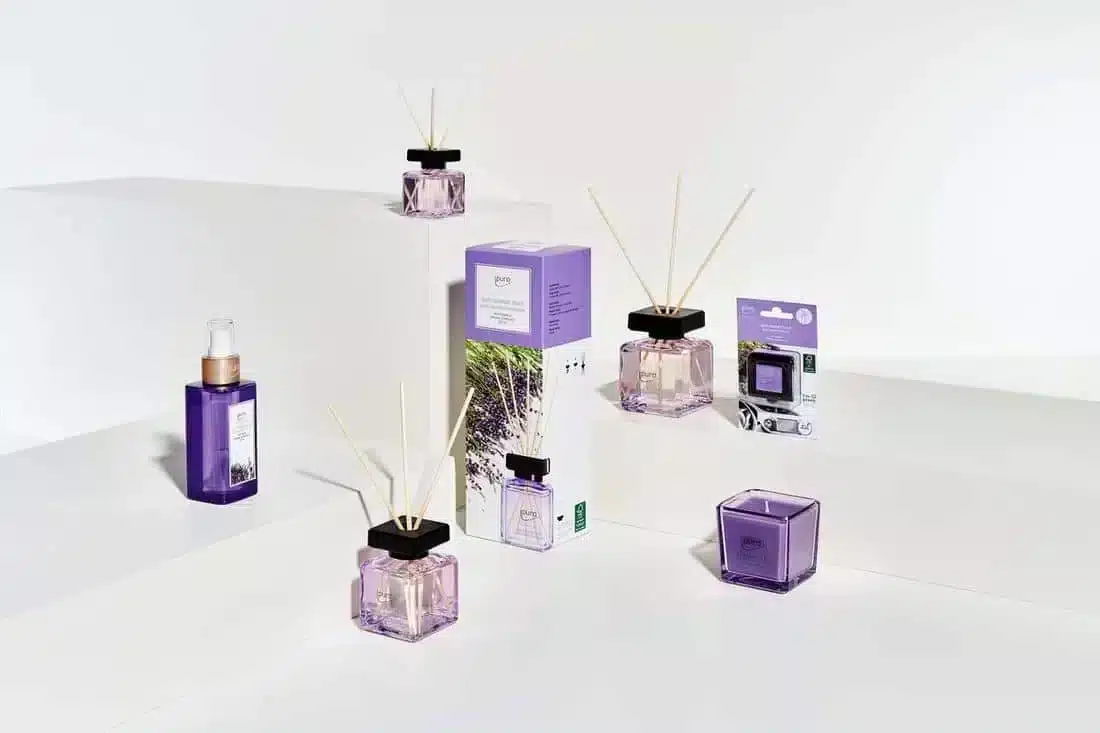 Ipuro Essentials Lavender Touch collectie met geurstokjes, kaars, roomspray en verpakking in paars