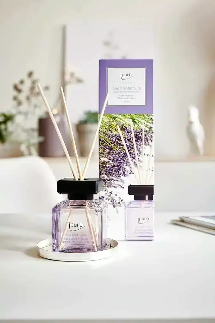 Ipuro Essentials Lavender Touch geurstokjes met verpakking op een dienblad in lichte ruimte