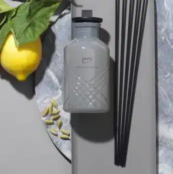 Diffuseur de parfum gris ipuro Exclusive thé épicé 240ml avec citron et cardamome sur marbre