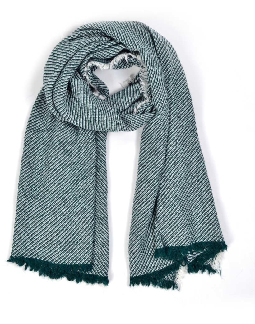 Zachte groene sjaal, een kleurrijke accessoire die warmte en stijl aan elke outfit toevoegt