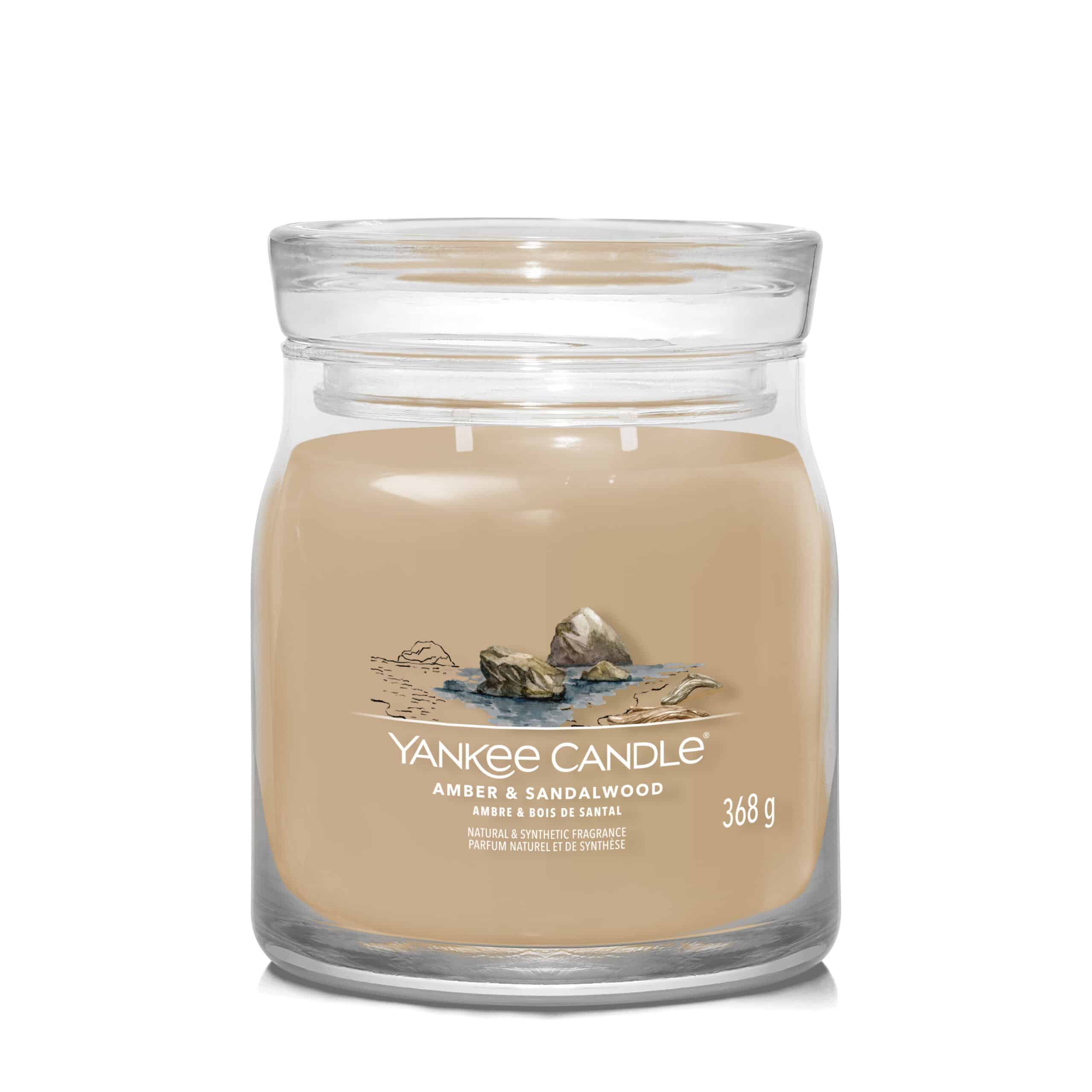 Yankee Candle Amber & Sandalwood Signature geurkaars in middelgrote pot met houtige geur